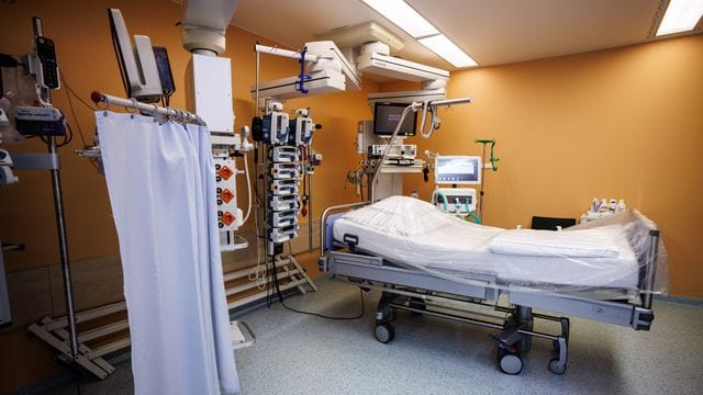 Ein Intensivbett in einer Klinik in München.