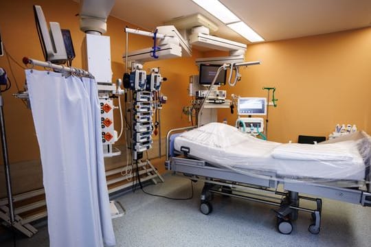 Ein Intensivbett in einer Klinik in München.