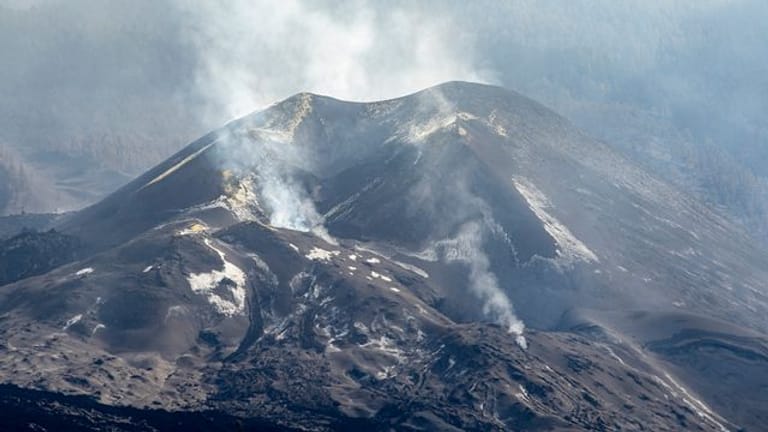 Nur noch kleinere Rauchwolken hängen über dem Vulkan in der Cumbre Vieja auf La Palma.