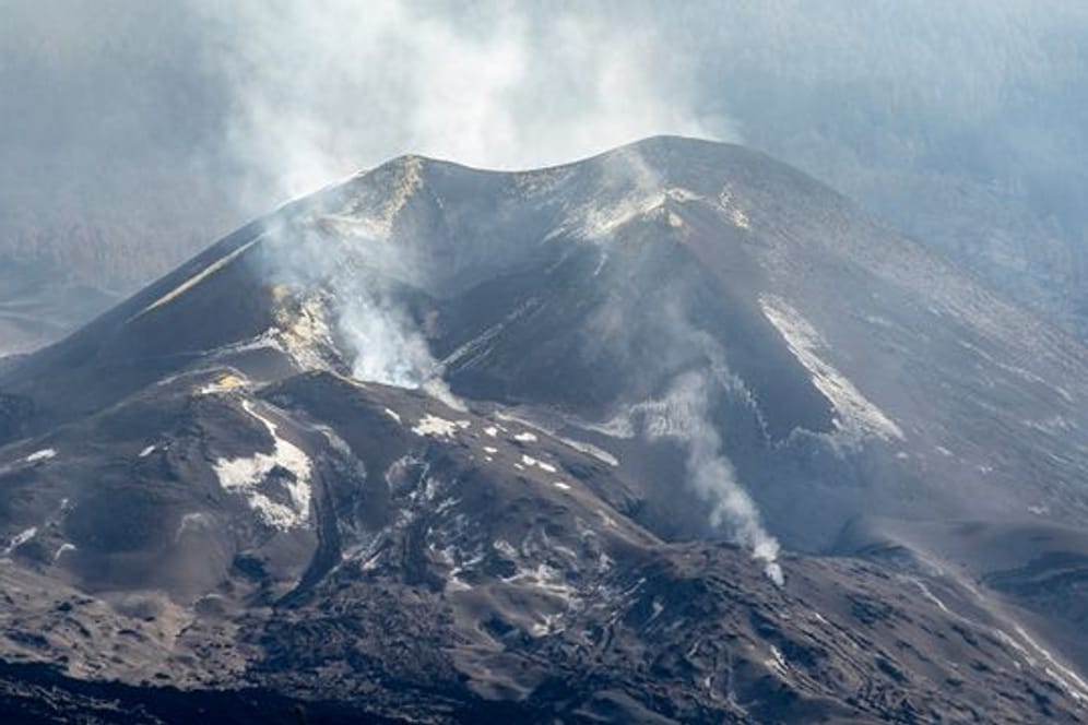 Nur noch kleinere Rauchwolken hängen über dem Vulkan in der Cumbre Vieja auf La Palma.
