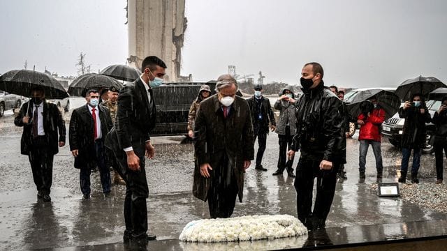 UN-Generalsekretär Antonio Guterres legt einen Kranz am Ort der Explosion im Hafen von Beirut nieder.