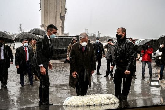 UN-Generalsekretär Antonio Guterres legt einen Kranz am Ort der Explosion im Hafen von Beirut nieder.