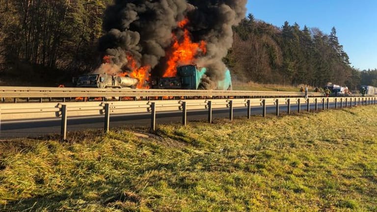 Mehrere Lastwagen stehen auf der Autobahn 3 bei Parsberg in Flammen.