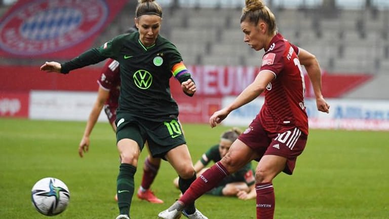 Die Fußballerinnen des FC Bayern München und des VfL Wolfsburg haben namhafte Gegner zugelost bekommen.