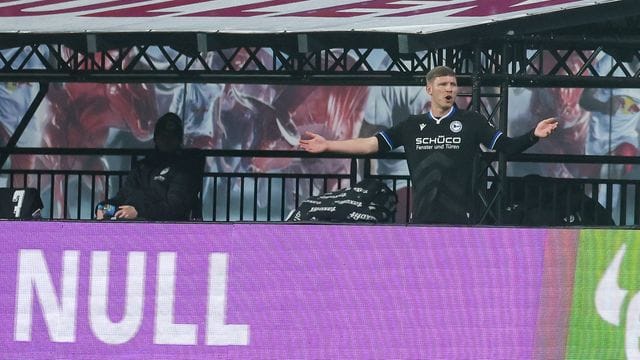 Bielefelds Spieler Fabian Klos beschwert sich nach seiner Roten Karte an der Seitenlinie.