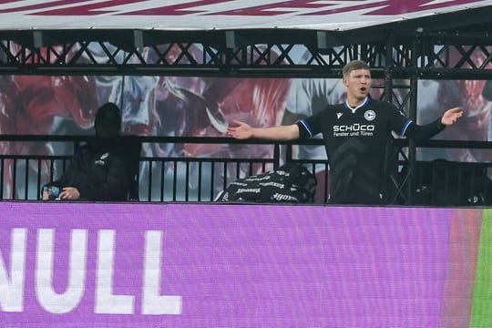 Bielefelds Spieler Fabian Klos beschwert sich nach seiner Roten Karte an der Seitenlinie.