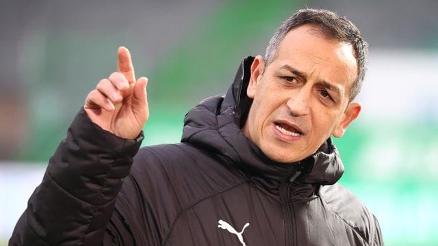 Der Fürther Sportdirektor Rachid Azzouzi steht vor Spielbeginn auf dem Platz.