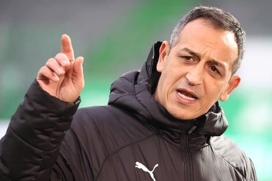Der Fürther Sportdirektor Rachid Azzouzi steht vor Spielbeginn auf dem Platz.