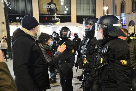 Polizeiangaben zufolge wurden wegen der Angriffe 13 Personen festgenommen.
