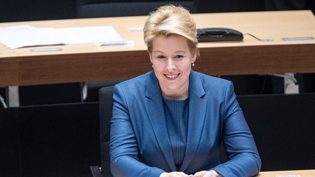 Franziska Giffey am ersten Tag ihrer Amtszeit als Regierende Bürgermeisterin im Berliner Abgeordnetenhaus. Franziska Giffey am ersten Tag ihrer Amtszeit als Regierende Bürgermeisterin im Berliner Abgeordnetenhaus.