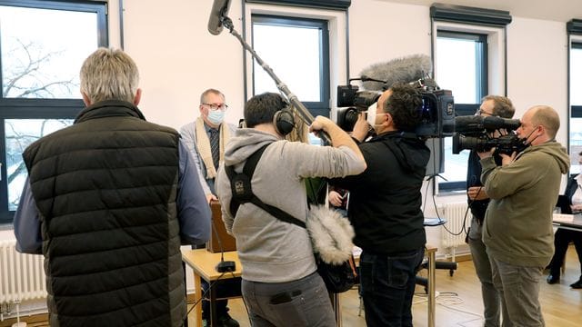 Vor Beginn des Prozesses gegen die Mutter nach dem gewaltsamen Tod der sechsjährigen Leonie aus Torgelow sprechen Journalisten mit dem Anwalt Falk-Ingo Flöter, der dem leiblichen Vater (Nebenkläger) zur Seite steht. Vor Beginn des Prozesses gegen die Mutter nach dem gewaltsamen Tod der sechsjährigen Leonie aus Torgelow sprechen Journalisten mit dem Anwalt Falk-Ingo Flöter, der dem leiblichen Vater (Nebenkläger) zur Seite steht.