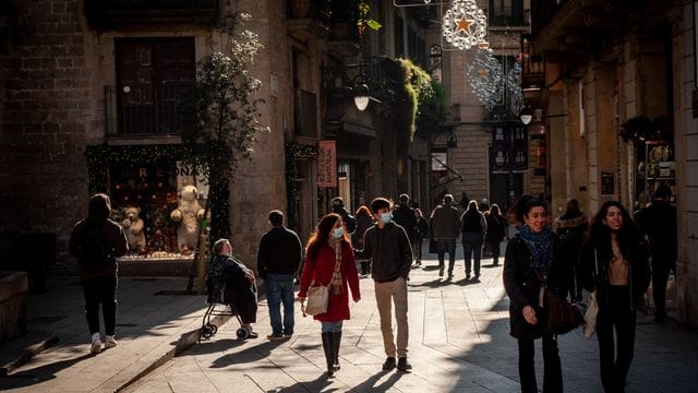 Katalonien mit der Touristenmetropole Barcelona hat angesichts schnell steigender Corona-Zahlen wieder strenge Beschränkungen des öffentlichen Lebens angekündigt.