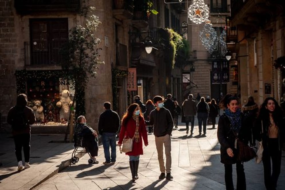 Katalonien mit der Touristenmetropole Barcelona hat angesichts schnell steigender Corona-Zahlen wieder strenge Beschränkungen des öffentlichen Lebens angekündigt.