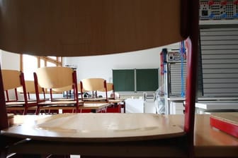 Ein leeres Klassenzimmer in einer Schule in Thüringen.