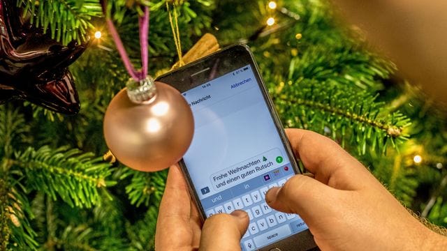 Einer Umfrage zufolge gilt in 26 Prozent aller Haushalte ein Smartphone-Verbot an Heiligabend. Einer Umfrage zufolge gilt in 26 Prozent aller Haushalte ein Smartphone-Verbot an Heiligabend.