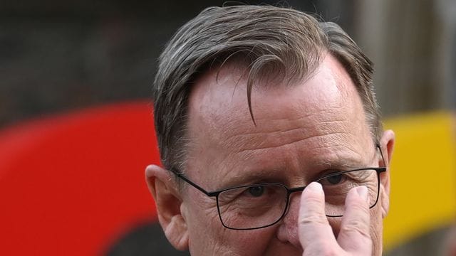 Thüringens Ministerpräsident Bodo Ramelow hat Ungeimpfte mit Misstrauen gegenüber mRNA-Impfstoffen dazu aufgerufen, den neu zugelassenen Novavax-Impfstoff zu nutzen. Thüringens Ministerpräsident Bodo Ramelow hat Ungeimpfte mit Misstrauen gegenüber mRNA-Impfstoffen dazu aufgerufen, den neu zugelassenen Novavax-Impfstoff zu nutzen.