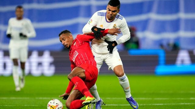 Real Madrid muss auch auf Casemiro (r) verzichten.