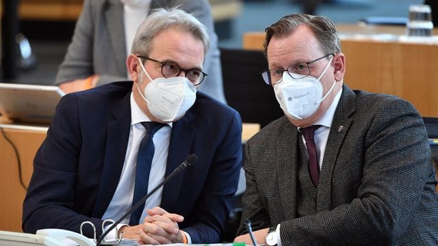 Thüringens Innenminister Georg Maier (l) im Gespräch mit Ministerpräsident Bodo Ramelow. Thüringens Innenminister Georg Maier (l) im Gespräch mit Ministerpräsident Bodo Ramelow.