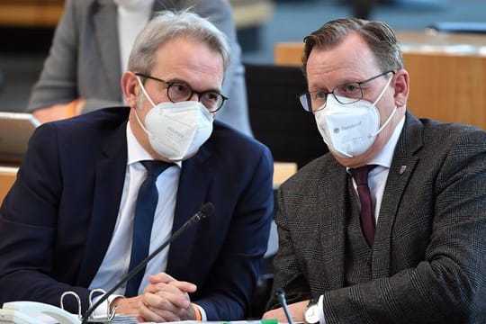 Thüringens Innenminister Georg Maier (l) im Gespräch mit Ministerpräsident Bodo Ramelow.