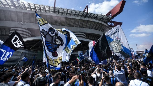 Fans von Inter Mailand feiern vor dem Stadion in Mailand im Sommer 2021 die Meisterschaft. Fans von Inter Mailand feiern vor dem Stadion in Mailand im Sommer 2021 die Meisterschaft.