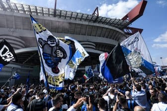 Fans von Inter Mailand feiern vor dem Stadion in Mailand im Sommer 2021 die Meisterschaft.