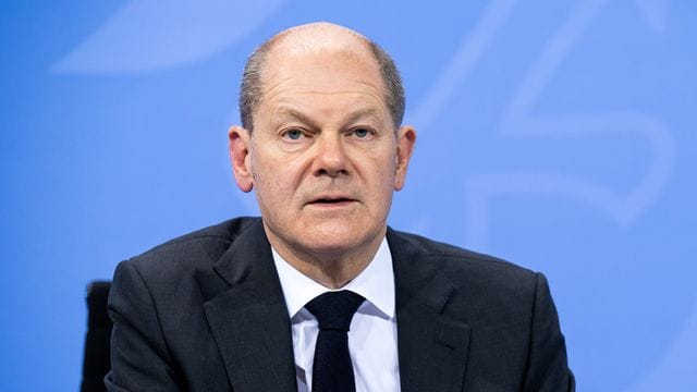 Bundeskanzler Olaf Scholz (SPD) äußert sich bei einer Pressekonferenz nach den Beratungen zur Corona-Pandemie im Bundeskanzleramt. Bundeskanzler Olaf Scholz (SPD) äußert sich bei einer Pressekonferenz nach den Beratungen zur Corona-Pandemie im Bundeskanzleramt.