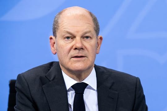 Bundeskanzler Olaf Scholz (SPD) äußert sich bei einer Pressekonferenz nach den Beratungen zur Corona-Pandemie im Bundeskanzleramt.
