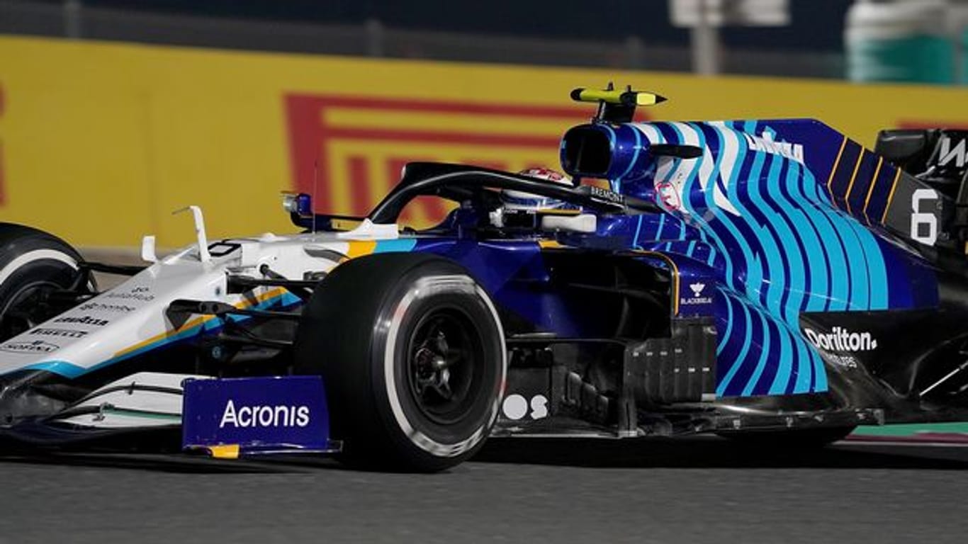 Der kanadische Fahrer Nicholas Latifi vom Team Williams Racing steuert sein Auto in Abu Dhabi auf der Rennstrecke.