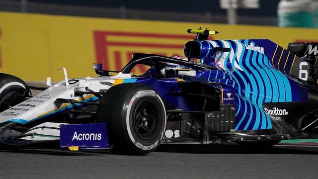 Der kanadische Fahrer Nicholas Latifi vom Team Williams Racing steuert sein Auto in Abu Dhabi auf der Rennstrecke.