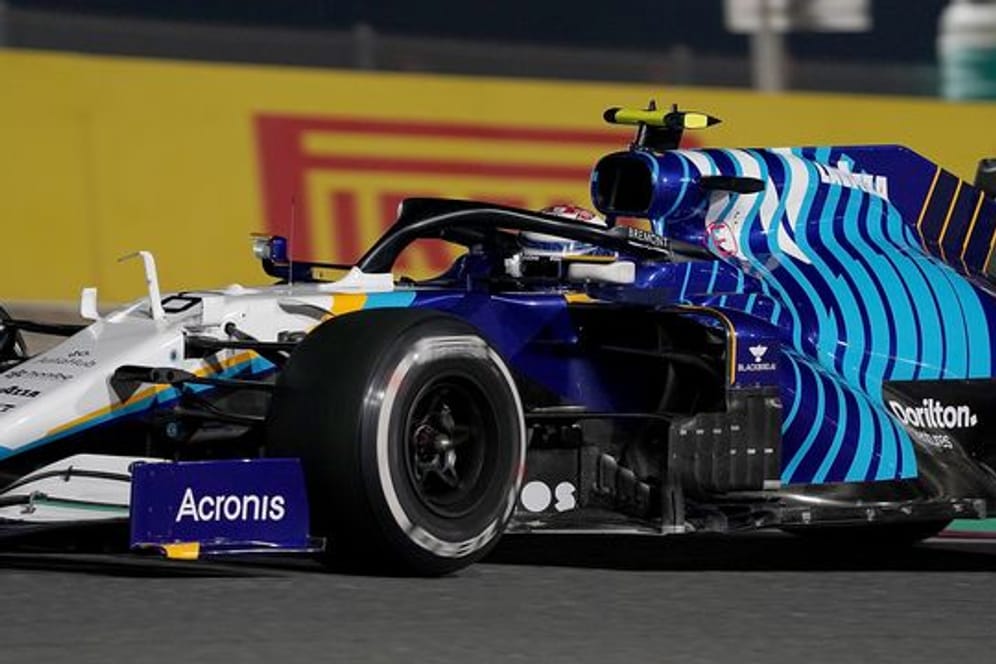 Der kanadische Fahrer Nicholas Latifi vom Team Williams Racing steuert sein Auto in Abu Dhabi auf der Rennstrecke.