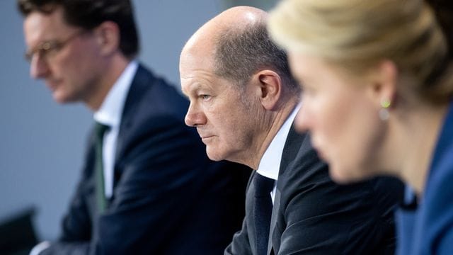 Bundeskanzler Scholz zwischen NRW-Ministerpräsident Wüst und der RegierendeN Bürgermeisterin von Berlin, giffey. Bundeskanzler Scholz zwischen NRW-Ministerpräsident Wüst und der RegierendeN Bürgermeisterin von Berlin, giffey.