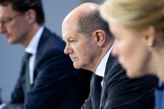 Bundeskanzler Scholz zwischen NRW-Ministerpräsident Wüst und der RegierendeN Bürgermeisterin von Berlin, giffey.