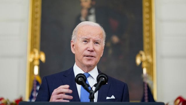 Joe Biden spricht im State Dining Room des Weißen Hauses über die Bekämpfung des Coronavirus und Corona-Impfungen.