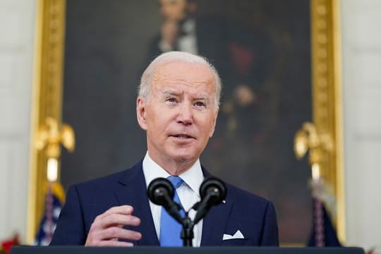 Joe Biden spricht im State Dining Room des Weißen Hauses über die Bekämpfung des Coronavirus und Corona-Impfungen.