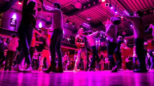 Junge Menschen tanzen auf der Tanzfläche einer Tanzschule. Junge Menschen tanzen auf der Tanzfläche einer Tanzschule.