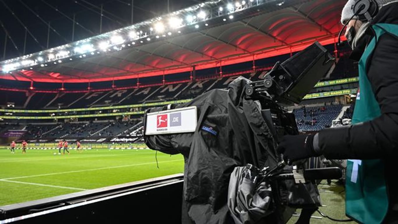 Eine Fernsehkamera ist vor einem Spiel auf das Spielfeld gerichtet.