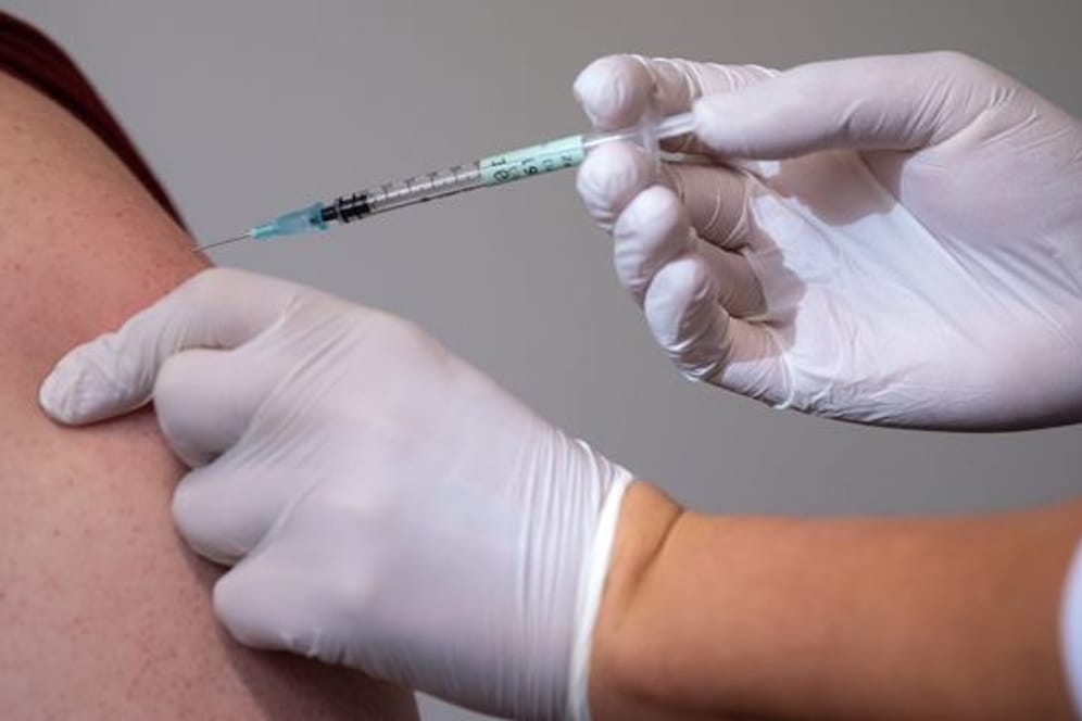 Eine Mann bekommt im Impfzentrum seine Booster-Impfung (Biontech/Pfizer) gegen das Coronavirus.