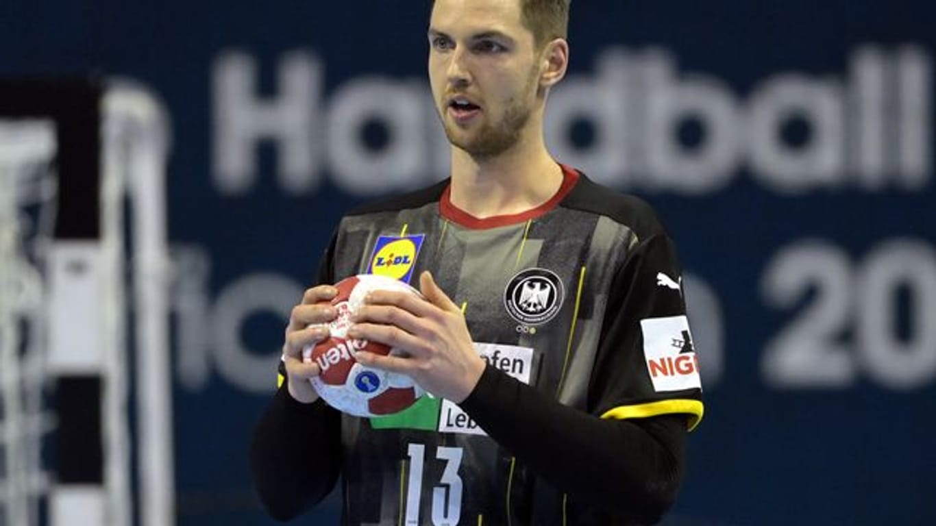 Hendrik Pekeler hält den Ball.