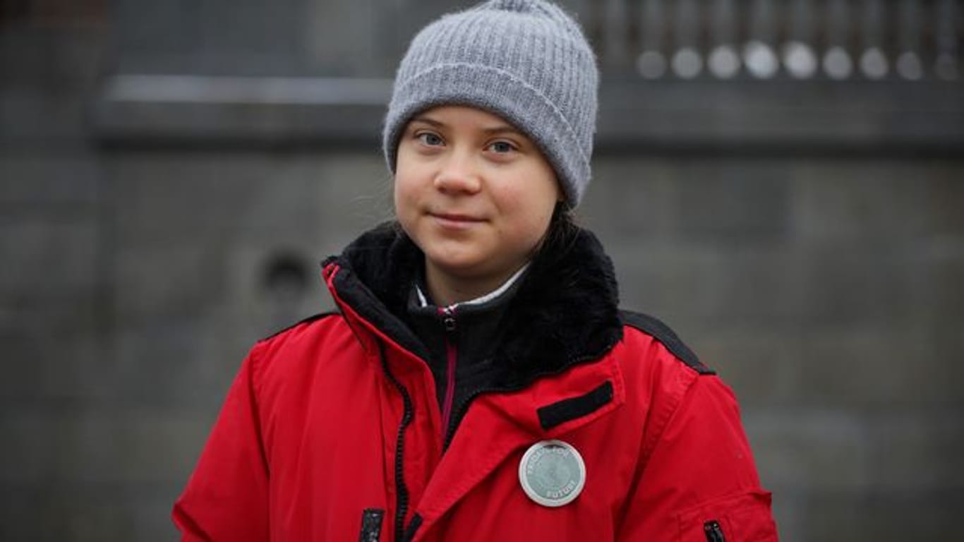 Die schwedische Klimaaktivistin Greta Thunberg steht am Ort ihrer freitäglichen Klimaproteste vor dem Reichstag in Stockholm.