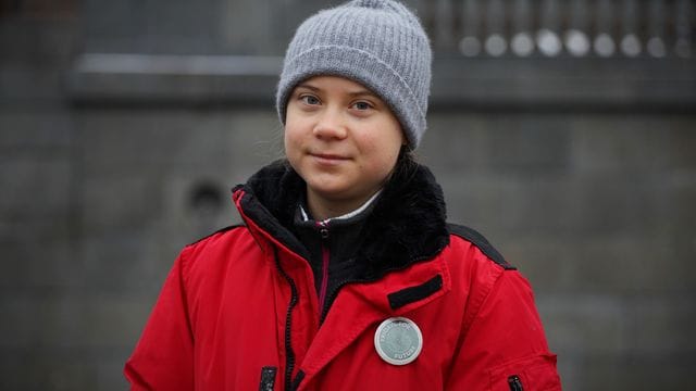 Die schwedische Klimaaktivistin Greta Thunberg steht am Ort ihrer freitäglichen Klimaproteste vor dem Reichstag in Stockholm. Die schwedische Klimaaktivistin Greta Thunberg steht am Ort ihrer freitäglichen Klimaproteste vor dem Reichstag in Stockholm.