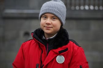 Die schwedische Klimaaktivistin Greta Thunberg steht am Ort ihrer freitäglichen Klimaproteste vor dem Reichstag in Stockholm.