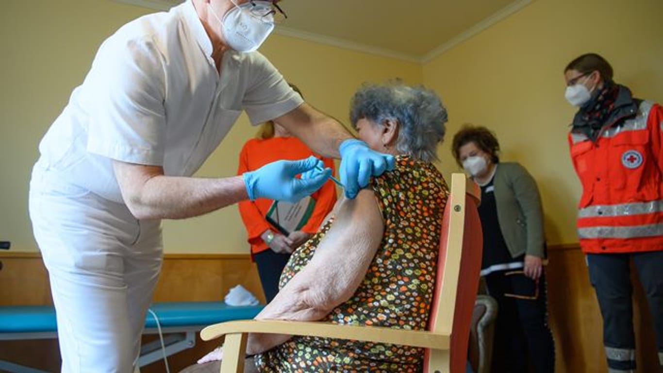 Der Deutsche Ethikrat befürwortet eine Ausweitung der kürzlich beschlossenen Impfpflicht für Personal in Einrichtungen wie Kliniken und Pflegeheimen auf "wesentliche Teile der Bevölkerung".