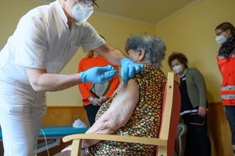 Der Deutsche Ethikrat befürwortet eine Ausweitung der kürzlich beschlossenen Impfpflicht für Personal in Einrichtungen wie Kliniken und Pflegeheimen auf "wesentliche Teile der Bevölkerung".