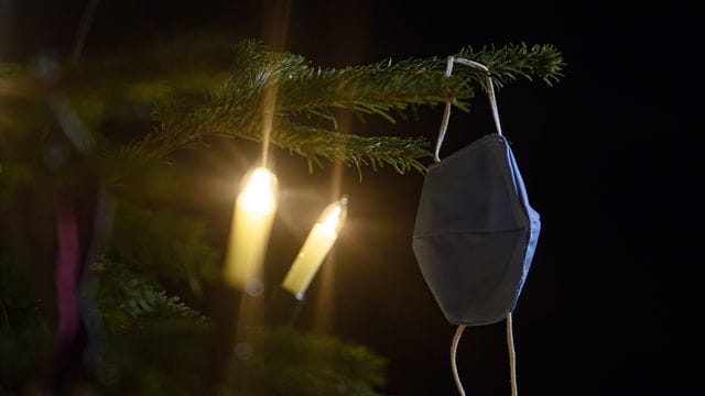 Zur Sicherheit lieber mit Maske: Weihnachten findet schon zum zweiten Mal unter den Bedingungen der Corona-Pandemie statt.