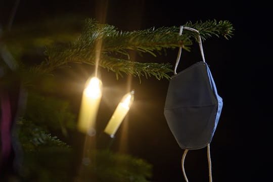 Zur Sicherheit lieber mit Maske: Weihnachten findet schon zum zweiten Mal unter den Bedingungen der Corona-Pandemie statt.