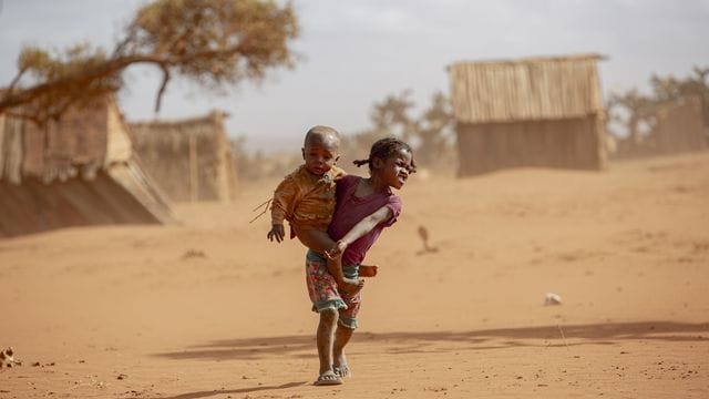 Zwei Kinder im Süden von Madagaskar.