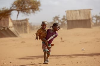 Zwei Kinder im Süden von Madagaskar.