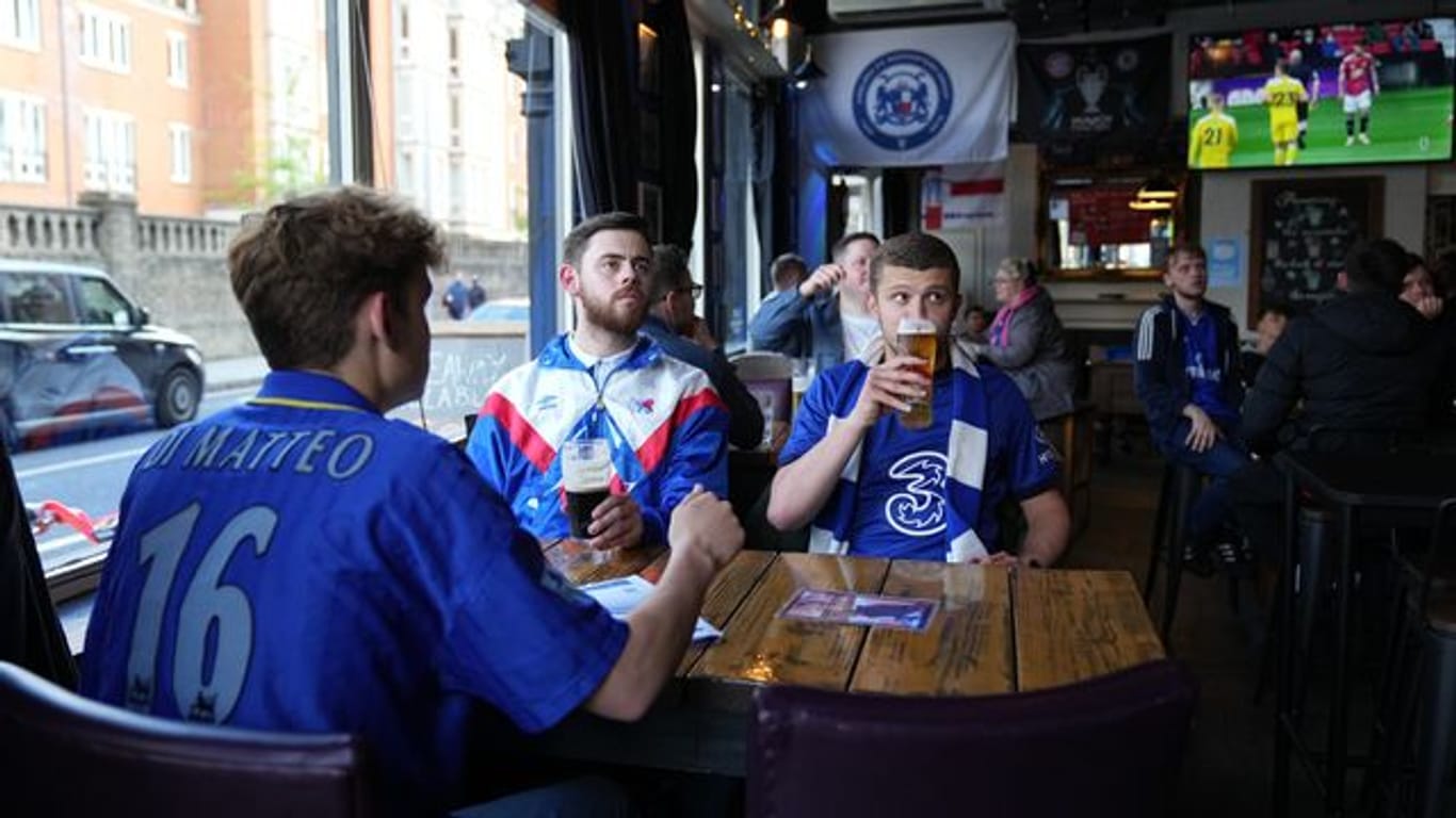 Chelsea-Fans sitzen vor dem Spiel im Pub.