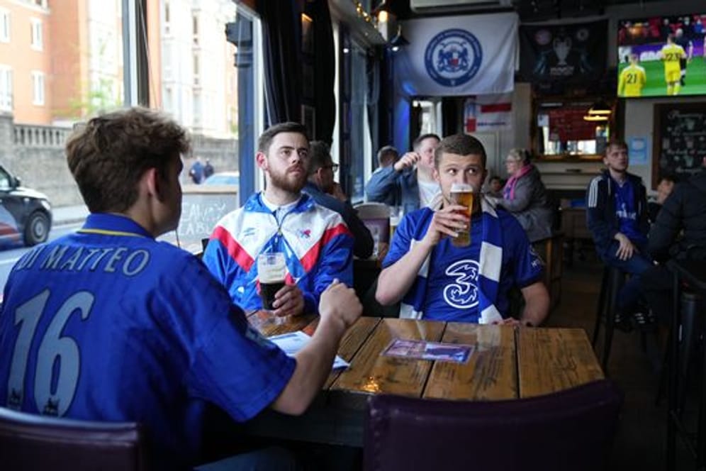 Chelsea-Fans sitzen vor dem Spiel im Pub.