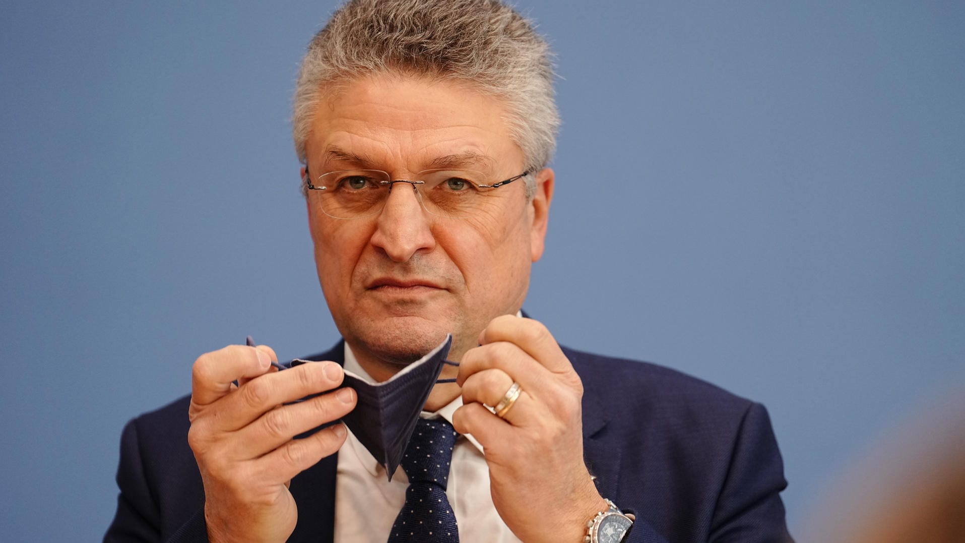 Lothar Wieler, Präsident Robert Koch-Institut (RKI), nimmt vor einer Pressekonferenz zur aktuellen Corona-Lage seine Maske ab.